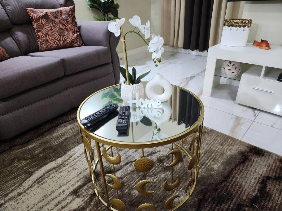 Spacious Luxury 3 Bed Rooms In Kingston Ngoại thất bức ảnh