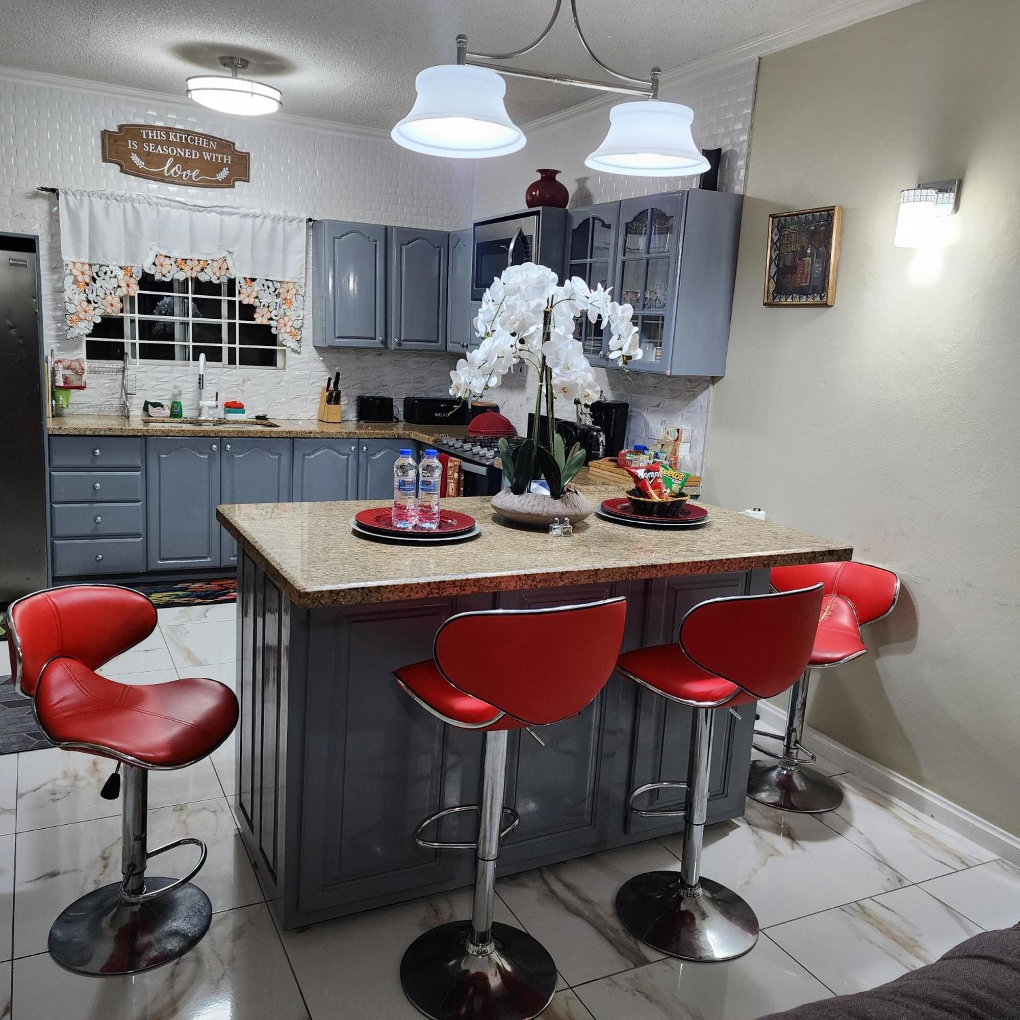 Spacious Luxury 3 Bed Rooms In Kingston Ngoại thất bức ảnh
